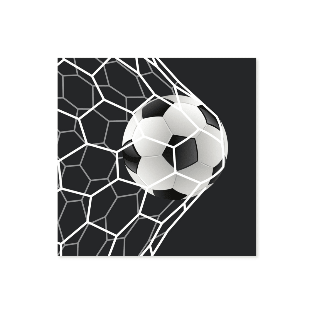 Realistisk borddekking med svart serviett med fotball i nettmotiv og naturlig lys.

