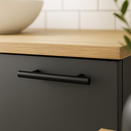 Skuffefront i lyst treverk med Madrid håndtak i sort matt. Kontrasten fremhever håndtakets tidløse design.