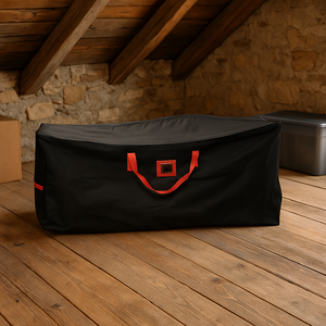 Slitesterk oppbevaringsbag med røde håndtak for trygg lagring av juletre og julepynt på loft.