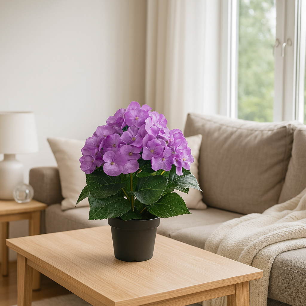 Kvadratisk bilde av kunstig lilla hortensia fra Mr. Plant i sort potte