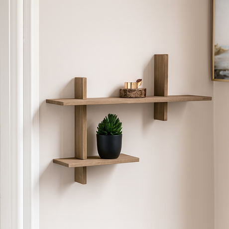 Ovada Shelf i furu på lys vegg i nordisk gang, dekorert med grønn plante, nøytral keramikk og bøker – moderne og funksjonell vegghylle.