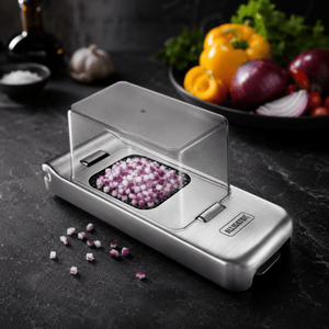 Alligator Stainless Steel Chopper 3 i 1 med rødløk på kjøkkenbenk i moderne kjøkkenmiljø