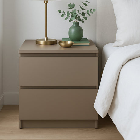 Montering av brun kontaktplast på møbel – enkel påføring uten lim