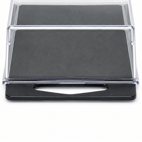 Funktion osteboks sett forfra med transparent lokk, sort skjærebrett og håndtak. - Lindas dekor 
