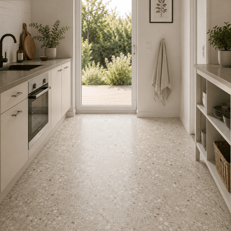 Lyst kjøkken med Sahara beige selvklebende terrazzo-fliser på gulvet. - Lindas dekor 