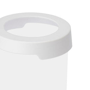 Transparent oppbevaringsboks til tørrmat med hvitt skrulokk