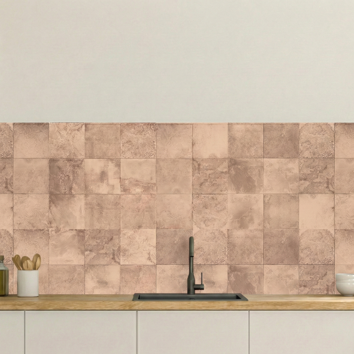 Bodø sand selvklebende veggfliser - varm sandfarge med naturlig steinuttrykk for skandinavisk interiør