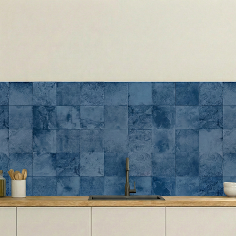 Bodø Blå selvklebende veggfliser - varm blå farge med naturlig steinuttrykk for moderne interiør