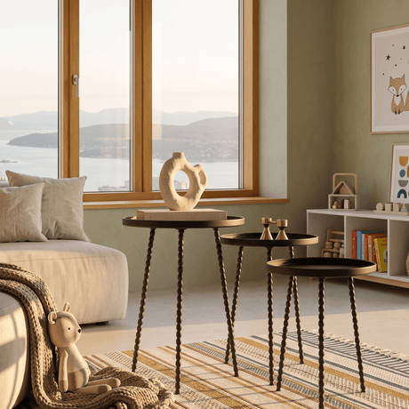 Salvo sidebord sett med tre sorte bord plassert samlet i lys stue med sofa og treverk