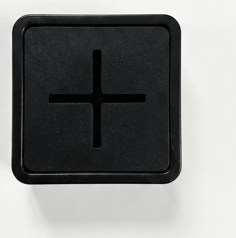 Detaljbilde av sort selvklebende knagg sett rett forfra som viser firkantet design og åpning i midten. - Lindas dekor