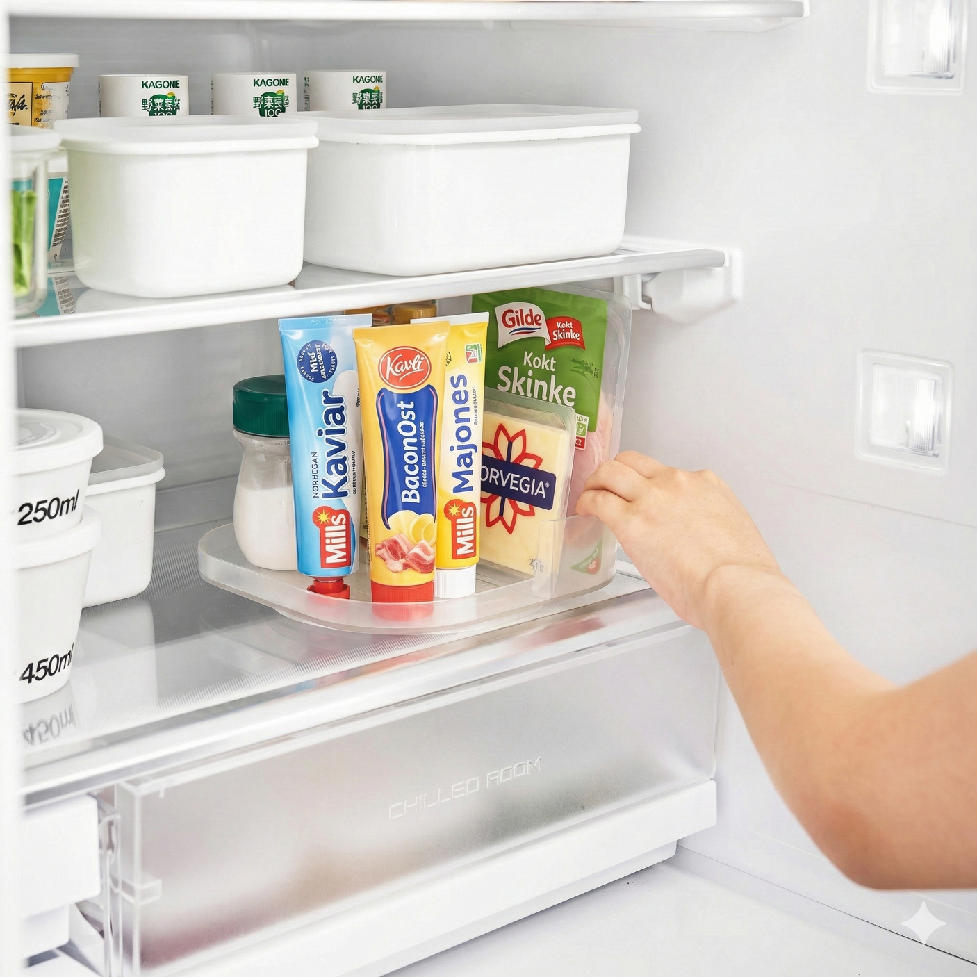 Hvit dreibar oppbevaringshylle i plast, brukt i kjøleskap for bedre organisering.