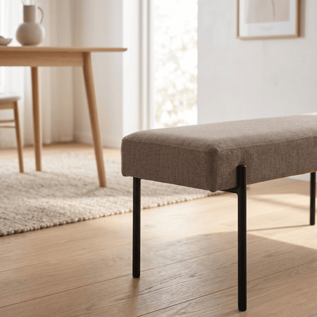 Swindon benk bouclé stone plassert i lyst rom med tregulv, sorte ben og moderne nordisk design