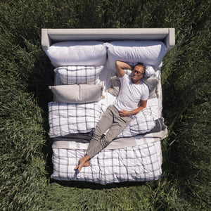 Halvor Bakke ligger på sengetrekk Nox