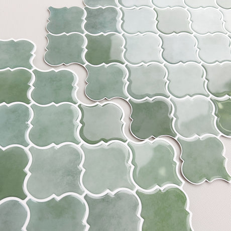 Skaper en levende flate med sitt unike mønster.