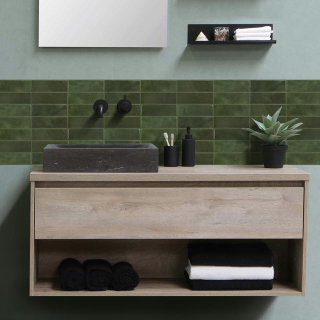 Adelina selvklebende fliser i grønn marmorlook – slitesterk og vannavvisende veggdekor.