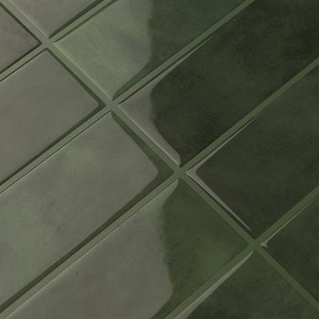 Adelina grønn selvklebende flis brukt på baderomsvegg – vannbestandig og enkel å montere.