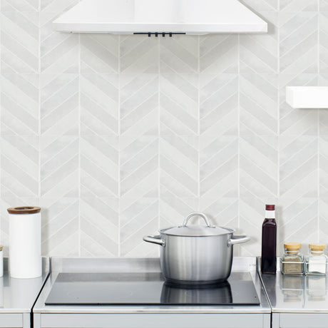 Monteres enkelt uten behov for fugemasse eller lim, perfekt for kjøkken og bad.