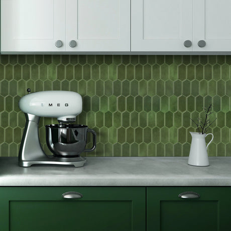 Grønn marmorinspirert flisprøve fra Lindas Dekor i selvklebende format.