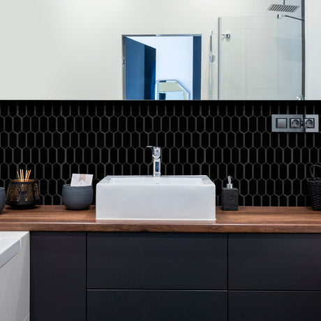 Den sorte overflaten gir en luksuriøs og tidløs følelse.