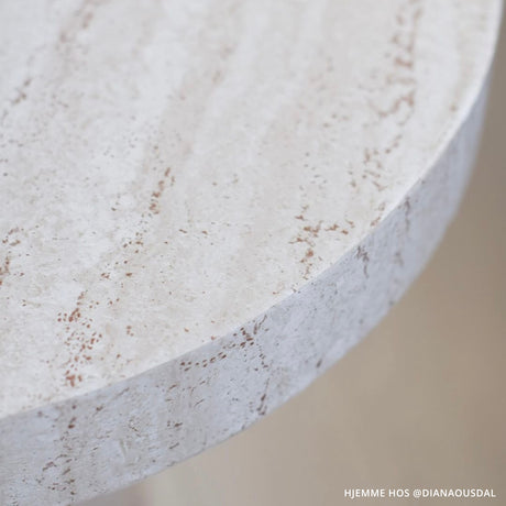 Marmorlook kontaktplast med realistisk kant – perfekt for bord og benkeplater