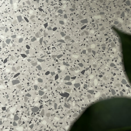 "London terrazzo selvklebende fliser på vegg – stylet med grønne planter og interiørdetaljer"