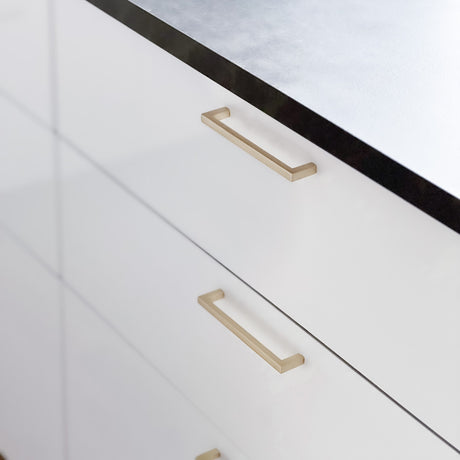 Håndtak i børstet messing med skandinavisk uttrykk.