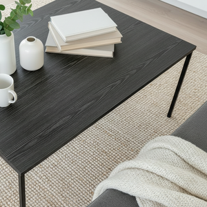 Detaljbilde av skrivebord med sort treimitasjon som gir eksklusiv overflate