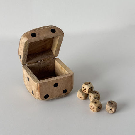 Oppbevaringsboks for terninger i naturlig tre med håndlaget uttrykk