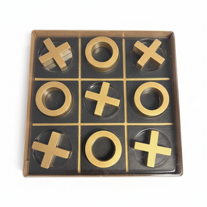 Elegant brettspill i sort og gull på stuebord – stilfull innredningsdetalj