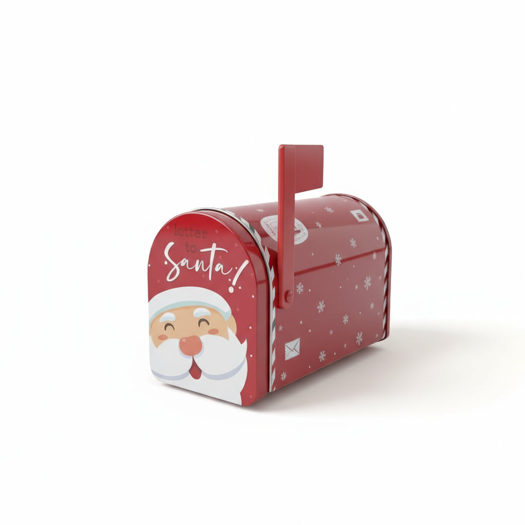 Liten rød og grønn postkasse med julemotiv brukt som pynt på bord ved juletre