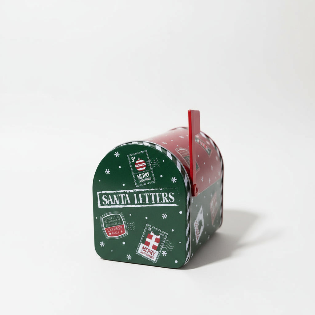 Stor rød og grønn postkasse med julemotiv i metall foran juletre – juledekor fra Lindas Dekor