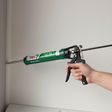Person påfører fugemasse med TEC7 fugepistol fra Lindas Dekor, ideell for presis tetting og liming.