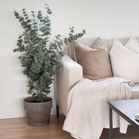 Realistisk eucalyptusplante 110 cm til moderne interiør