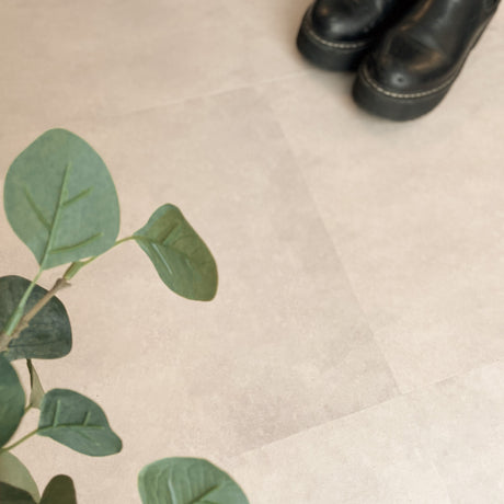 Oppgradert dusjområde med selvklebende fliser i dempet betongstil.