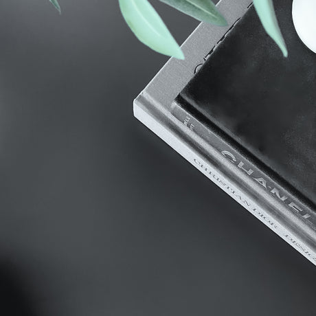 Nærbilde av sort møbelfolie med glatt overflate og diskré glans