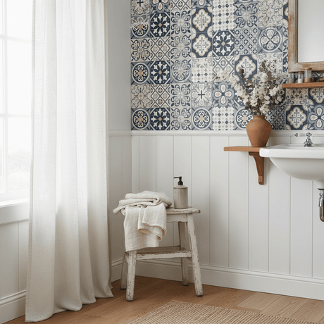 Hjørne med flisfolie i marokkansk inspirert design i blå og sandfarge