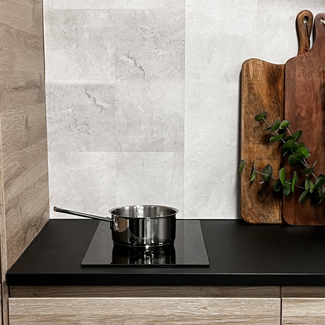 Detaljbilde av Amsterdam selvklebende fliser på vegg – enkel montering uten fug.