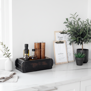 Marmor klassisk hvit kontaktplast på et lyst kjøkken. Montert på benkeplate