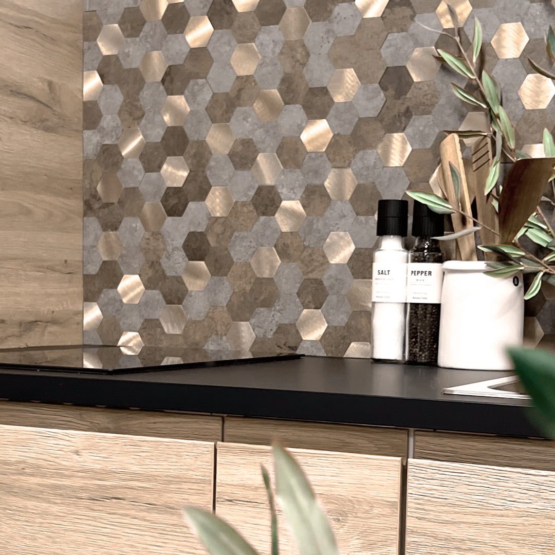 Moderne kjøkken med Mocca hexagon selvklebende veggfliser som backsplash. Fisene har en miks av bronse og gråtoner, perfekt for et moderne utseende.