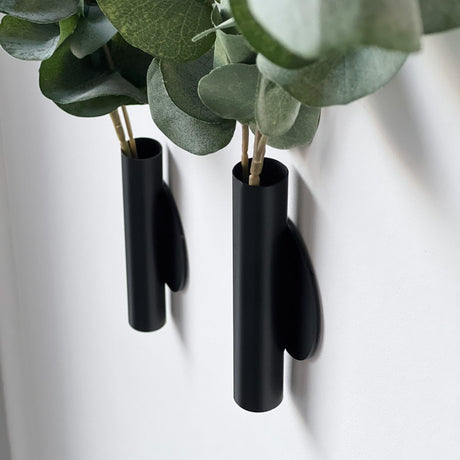 Eucalyptus & Manhattan veggvase, sort matt - Lindas Dekor
