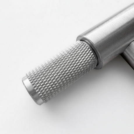 Kvadratisk nærbilde av sølvfarget T-bar håndtak i moderne design på skapfront