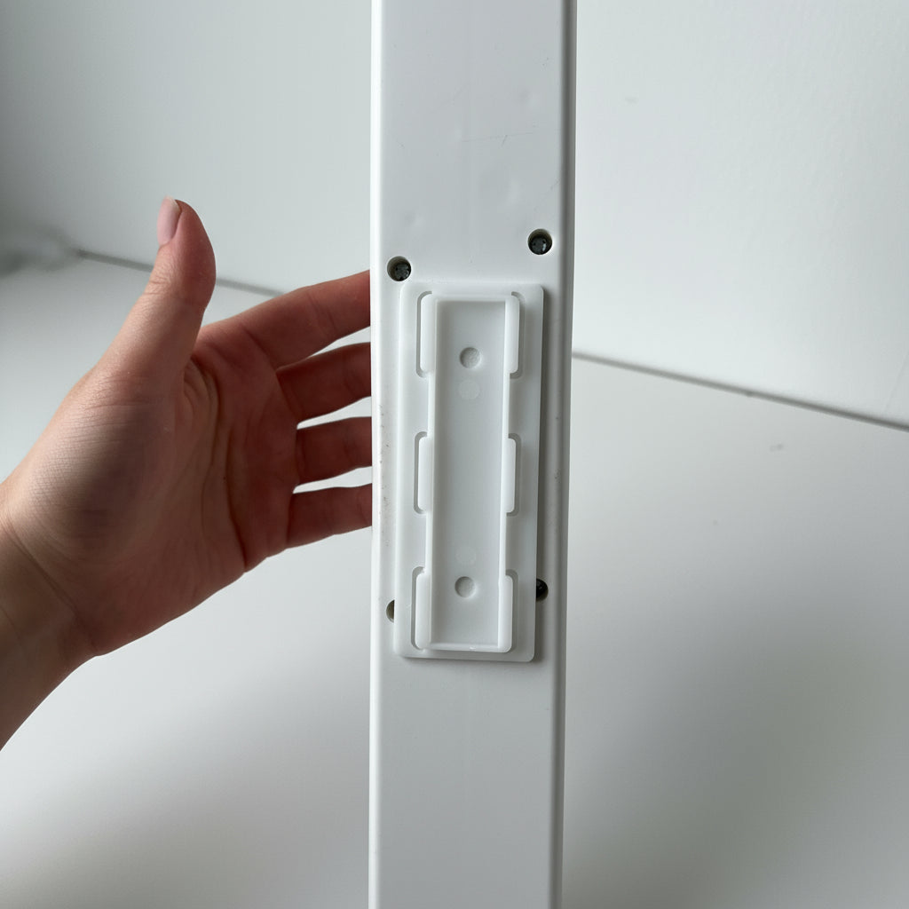 Selvklebende holder for grenuttak montert på vegg fra Lindas Dekor