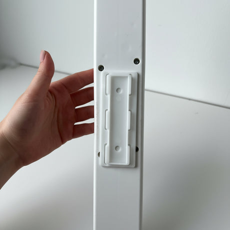 Selvklebende holder for grenuttak montert på vegg fra Lindas Dekor