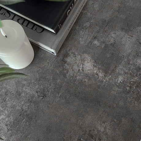 Detaljbilde av struktur og finish på betonglook kontaktplast