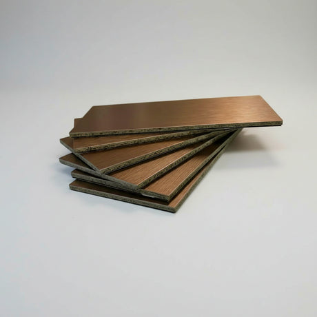 Selvklebende veggfliser i kobberlook brukt i kjøkken med grønne fronter