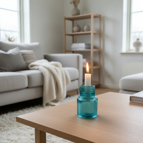 detaljbilde av tosidig lysestake i blått riflet glass