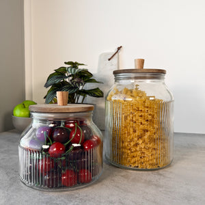 Glasskrukke med rillet glass og trelokk. Perfekt for oppbevaring av kaffe, pasta og masse annet. 