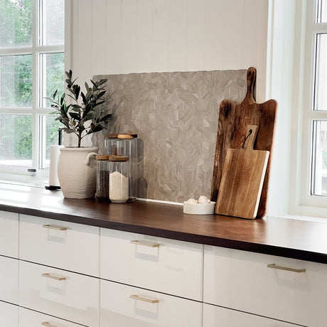 race hexagon selvklebende fliser i beige marmor-look holdt i hånden, viser fleksibel og lett design for enkel montering på kjøkkenvegger eller baderomsvegger"