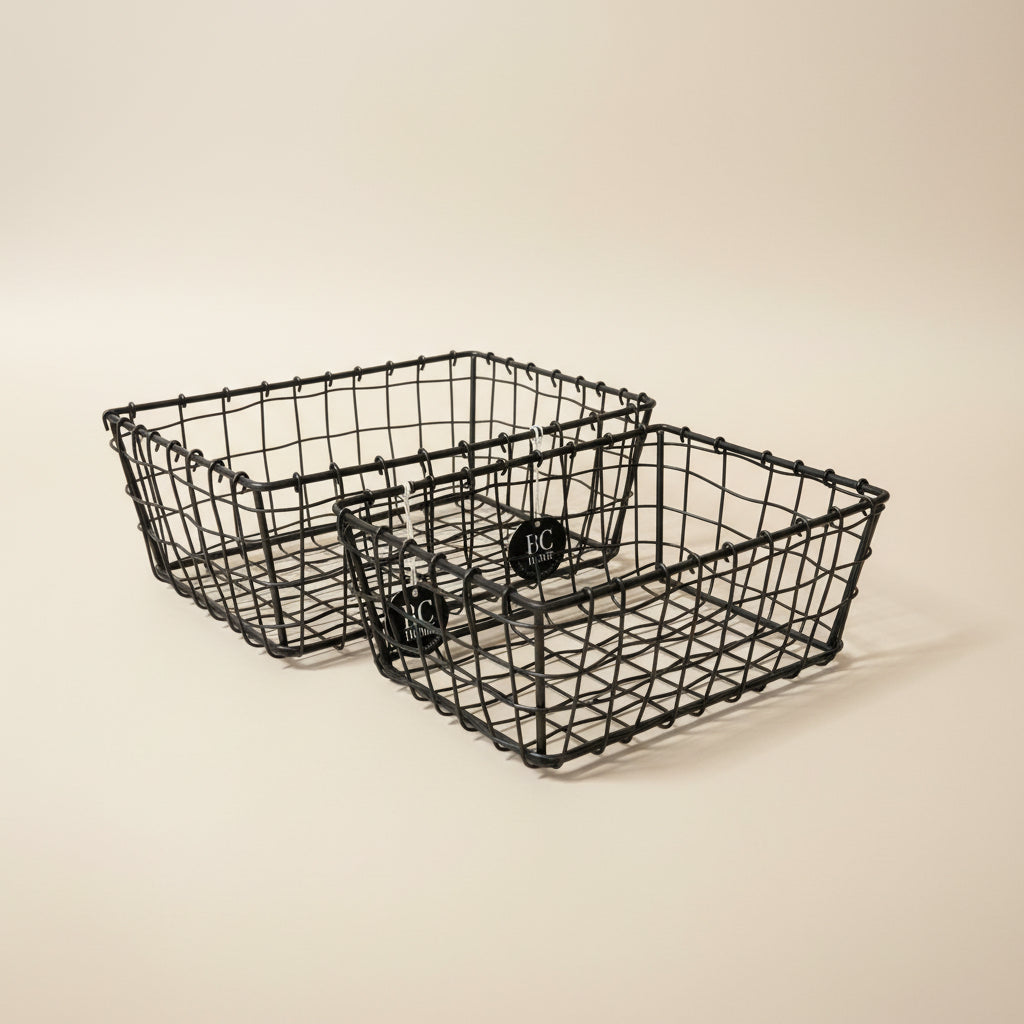 Organisert vaskerom med svarte metallkurver til rengjøringsmidler – praktisk og stilren oppbevaring for et ryddig og moderne hjem