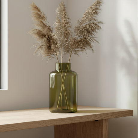 Grønn dekorvase i resirkulert glass med pampasgress, plassert på bord i naturlig lys – moderne interiør fra Lindas Dekor.
